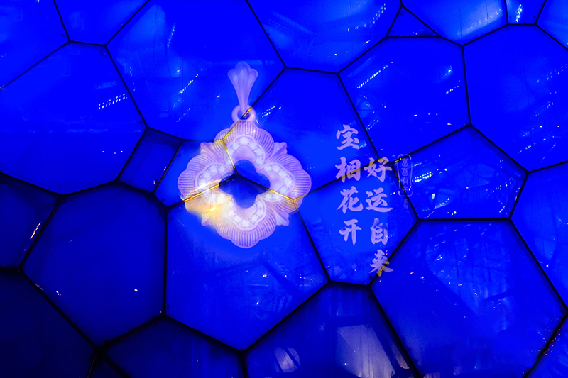 05-老庙·古韵金“富富有余”升级系列新品投影于水立方之上.jpg