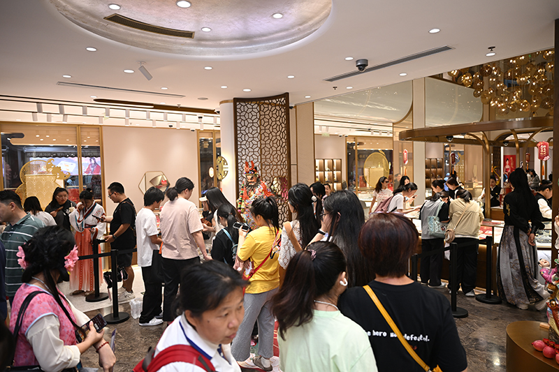 6.-现场消费者热情参与打卡互动.jpg